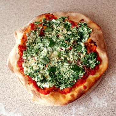 ricotta ve ıspanaklı ev yapımı pizza