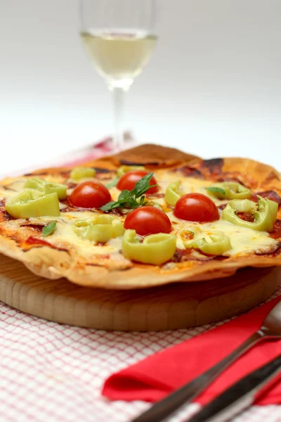 Homemade Pizza with Cheese, Salami, Tomato — Stock Photo, Image