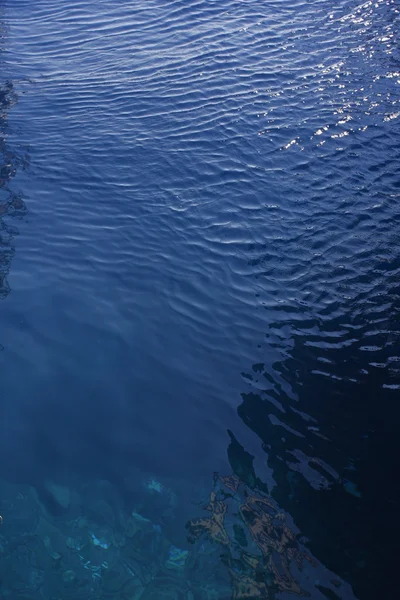 Водний фон - стисла поверхня басейну з блакитною морською водою — стокове фото