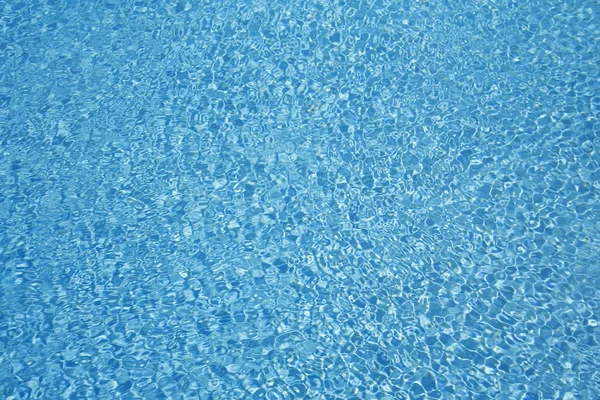 Fondo de agua - superficie ondulada de la piscina de agua de mar azul — Foto de Stock
