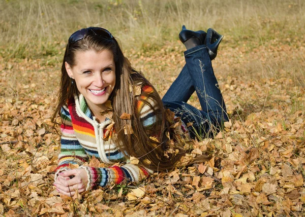 La hermosa chica en el paseo de otoño — Foto de Stock