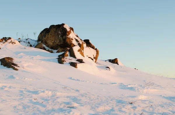 Felsen an der Bergspitze — Stockfoto