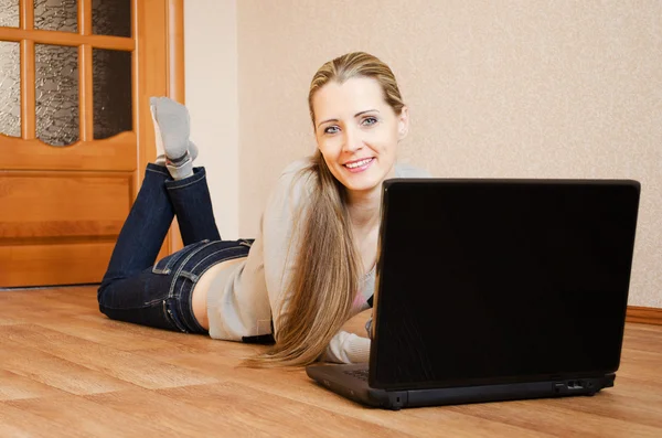 Frau mit dem Laptop — Stockfoto