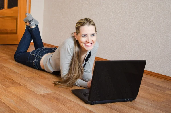 Fröhliche Frau mit dem Laptop — Stockfoto