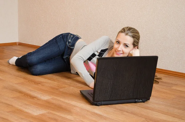 Die schöne Frau mit dem Laptop — Stockfoto