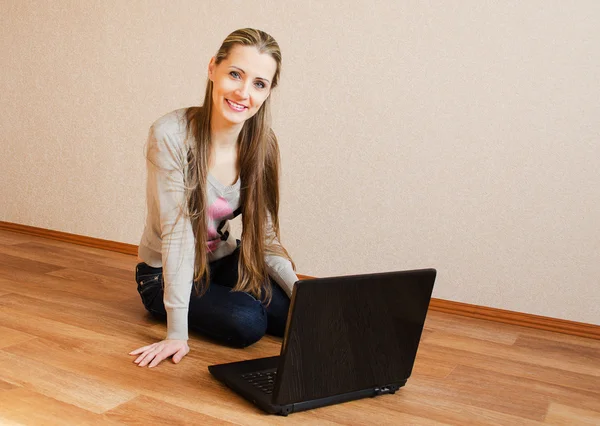 Piękna kobieta z laptopem — Zdjęcie stockowe