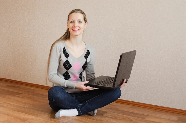 Die schöne Frau mit dem Laptop — Stockfoto