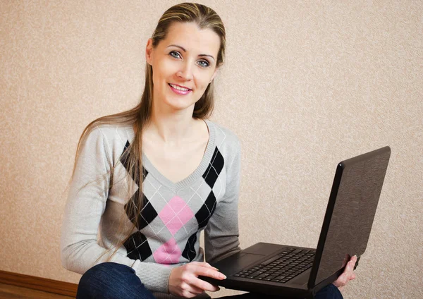 De mooie vrouw met laptop — Stockfoto
