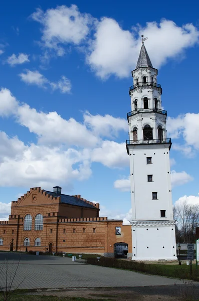 Schiefen Turm in der Stadt Newjansk. Russland — Stockfoto