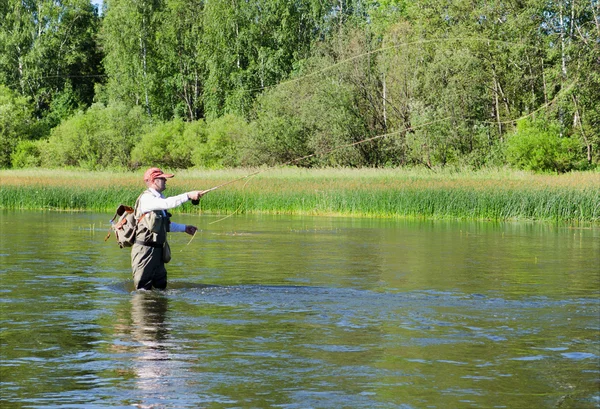 Visser vangsten van kopvoorn vliegvissen in de rivier de Tsjoesovaja — Stockfoto