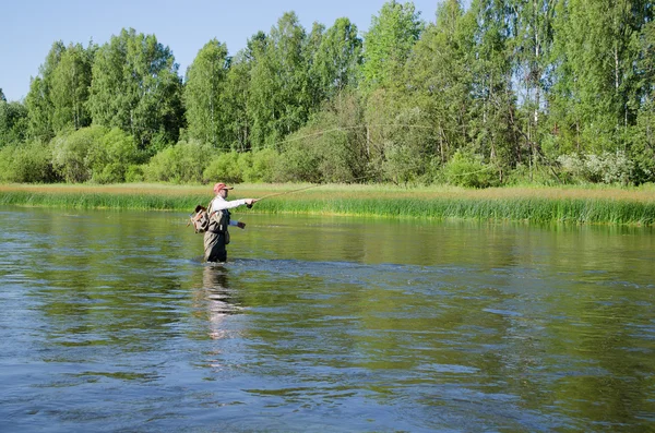 Pêcheur captures de mouche chub pêche dans la rivière Chusovaya — Photo