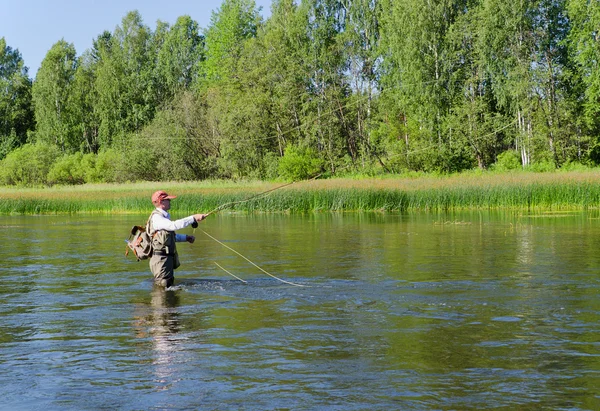 Pescador capturas de mosca chub pesca en el río Chusovaya —  Fotos de Stock