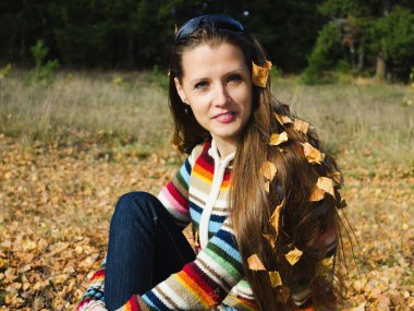 güzel bir genç kadın sonbahar ahşap yürüyüş