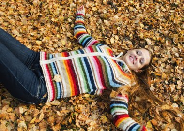 güzel bir genç kadın yürüyüşte Güz