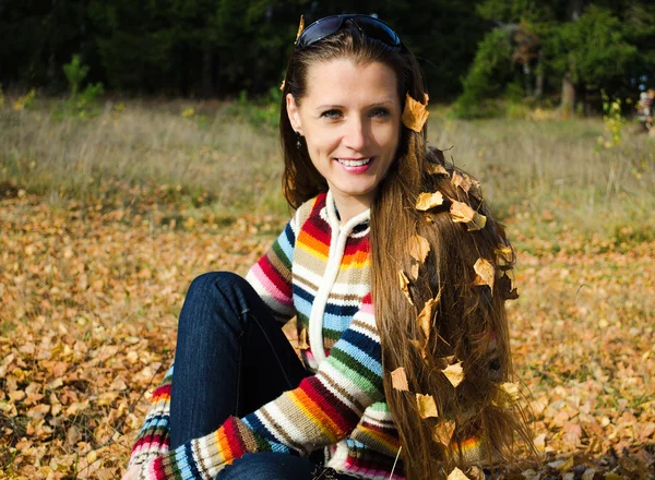 La hermosa mujer joven en el paseo en el bosque de otoño — Foto de Stock