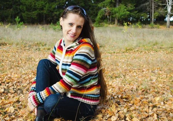 La hermosa mujer joven en el paseo en el bosque de otoño — Foto de Stock