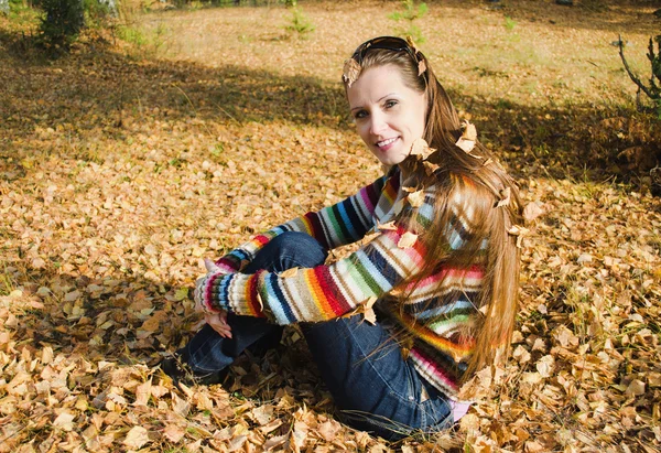 La hermosa mujer joven en el paseo en el bosque de otoño —  Fotos de Stock