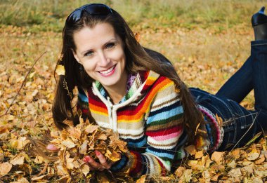 sonbahar yürüyüş güzel bir kız