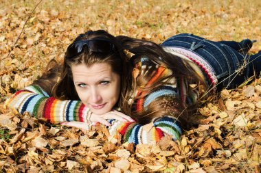 sonbahar yürüyüş güzel bir kız