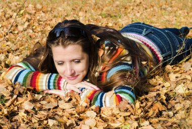 sonbahar yürüyüş güzel bir kız