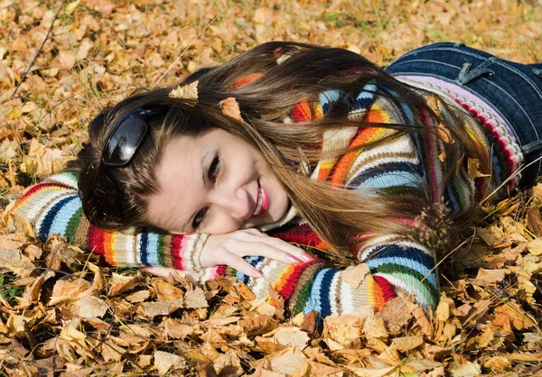 La hermosa chica en el paseo de otoño — Foto de Stock