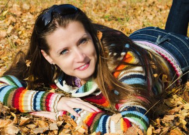 sonbahar yürüyüş güzel bir kız