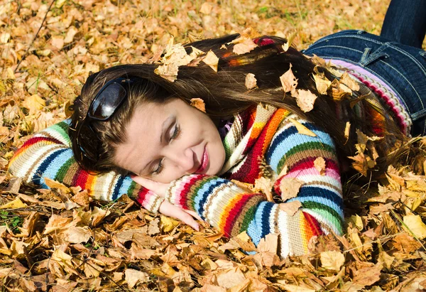 La hermosa chica en el paseo de otoño — Foto de Stock