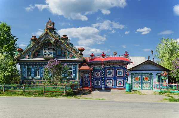 Необычный дом в русской деревне — стоковое фото