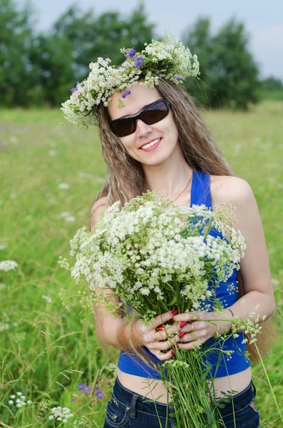 Porträtt av den vackra kvinnan på en skog-glade — Stockfoto