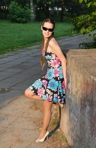 A bela jovem mulher custa na avenida no parque de verão — Fotografia de Stock