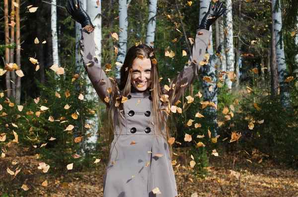 Güzel bir genç kadın sonbahar ahşap — Stok fotoğraf