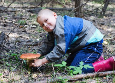 mantar buldu mutlu çocuk