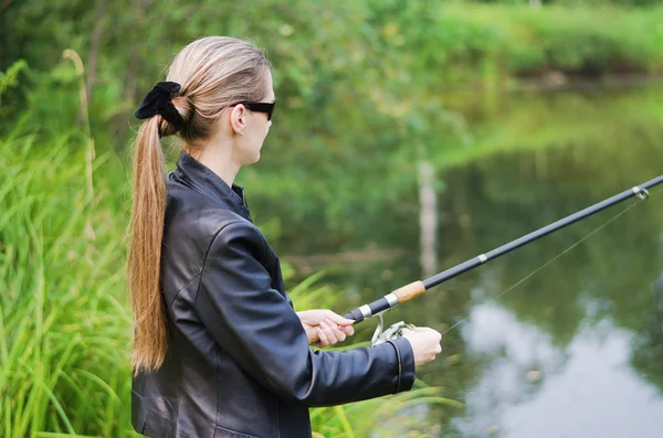 A bela jovem mulher em pesca — Fotografia de Stock