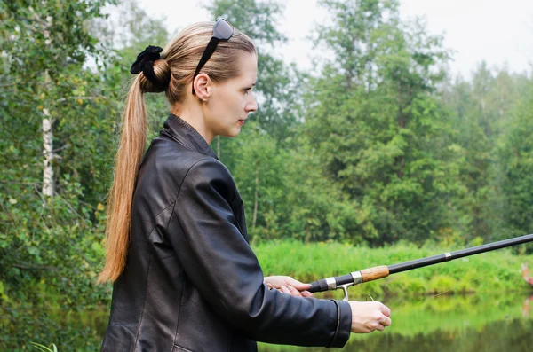 La hermosa joven en la pesca —  Fotos de Stock