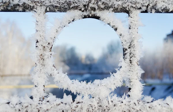 Fiocchi di neve su un corrimano di ponte — Foto Stock