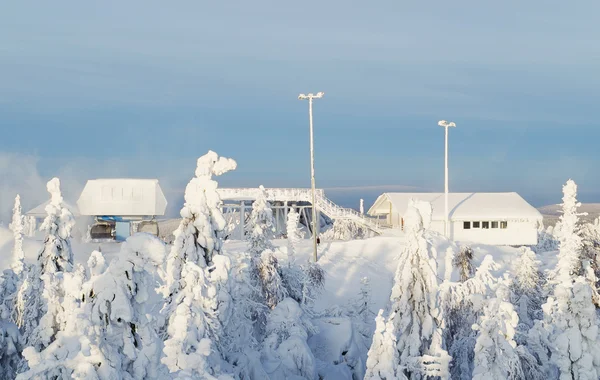 站的滑雪缆车上白雪覆盖的山的顶部 — 图库照片