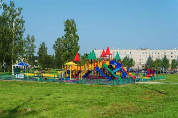 Детская площадка в летнем парке — стоковое фото