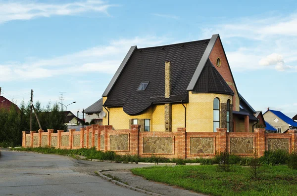 Huis in de buitenwijk — Stockfoto