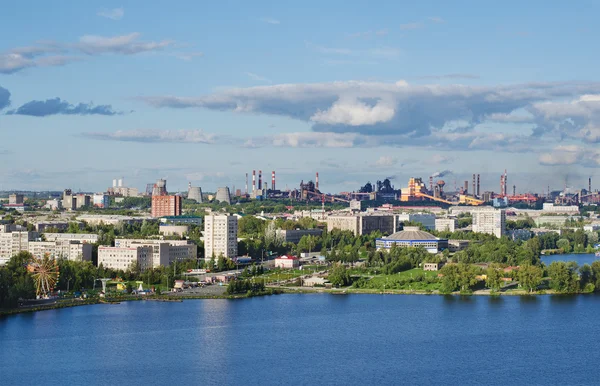 La ciudad de Nizhny Tagil y las obras de metal. Rusia — Foto de Stock