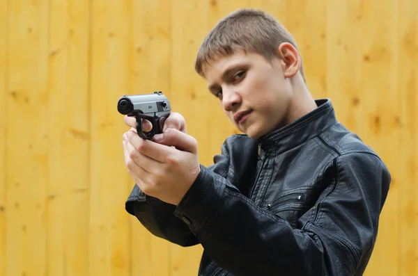 Adolescente com uma pistola — Fotografia de Stock