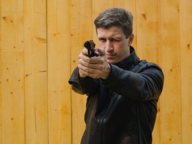 adam bir tabanca hedefliyor