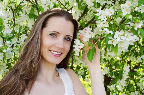 Retrato de mujer hermosa con flores de manzano — Foto de Stock