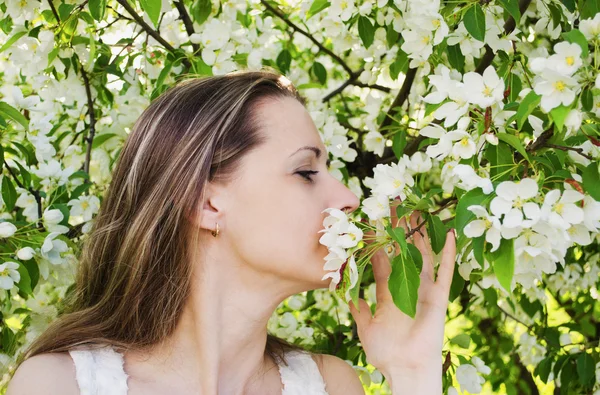 Πορτρέτο του όμορφη γυναίκα με λουλουδιών δέντρων μηλιάς — Φωτογραφία Αρχείου