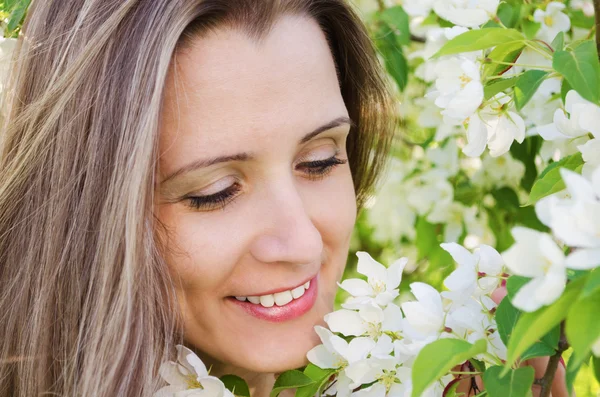 Stående kvinna med apple tree blommor — Stockfoto