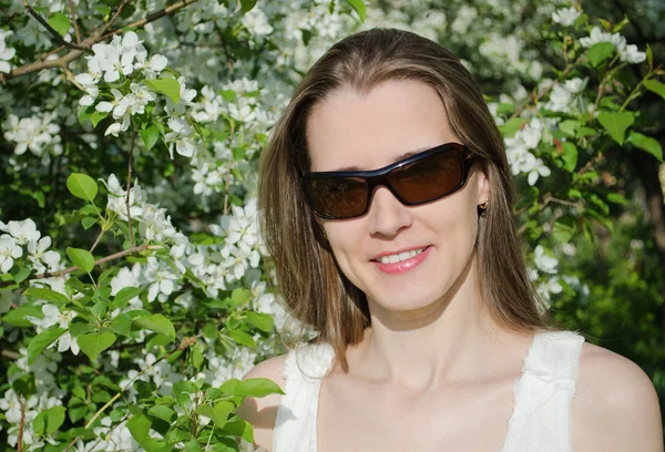 Portret vrouw met apple boom bloemen — Stockfoto