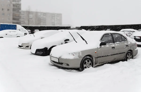 Carros sob neve no lugar de estacionamento — Fotografia de Stock