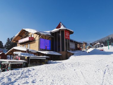  Dağın altındaki otel 
