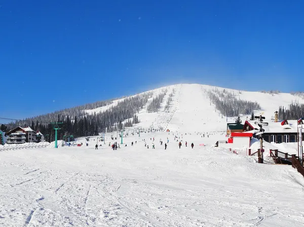Una estación de esquí alpino Sheregesh . — Foto de Stock