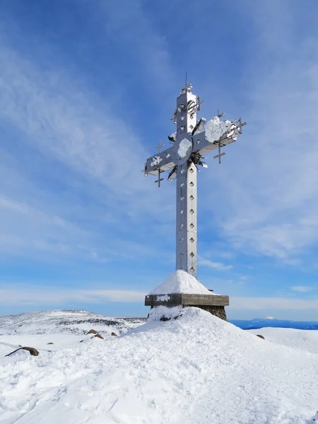 Kruis op de bergtop — Stockfoto