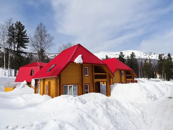 La hermosa casa en las montañas — Foto de Stock